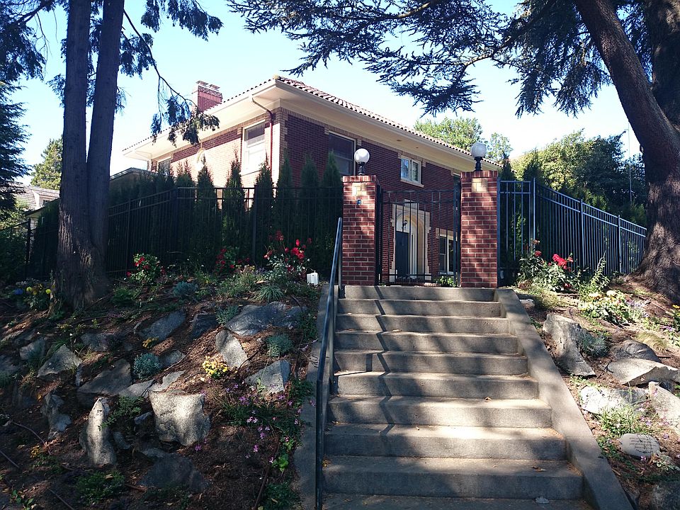 Entrance to 903 22nd Ave E