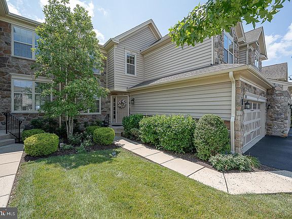 2nd image of 30 Meadow View Ln