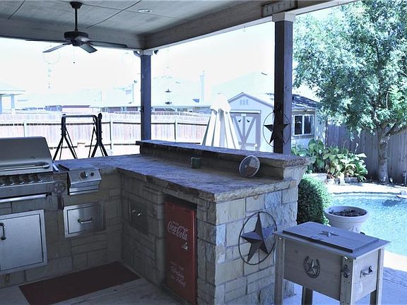 4th image of 700 Bastrop Dr