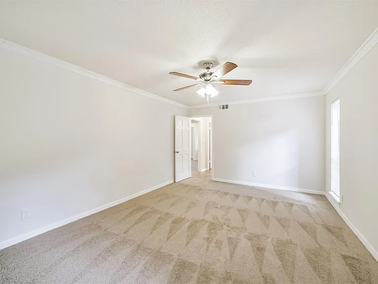 1011 Baltic Ln — Photo 25