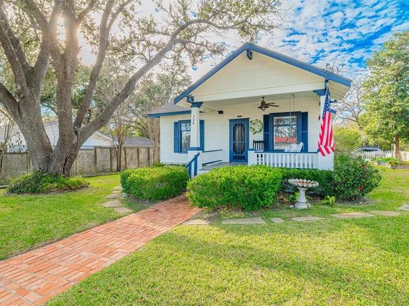 724 S Tesch St, Bellville, TX 77418