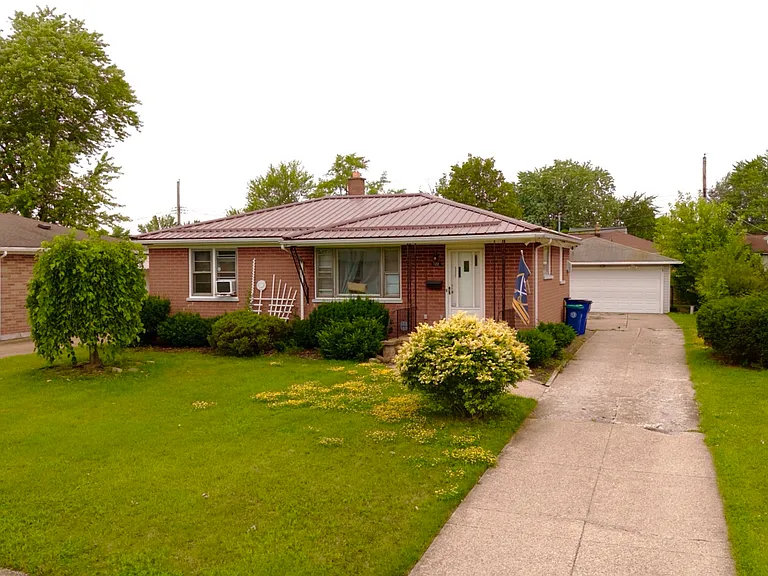 122 Alberta Dr — Photo 2