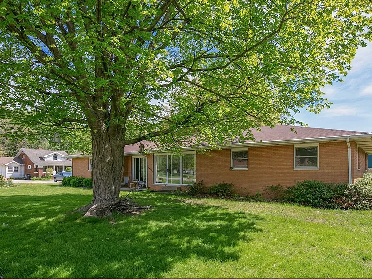 54528 Willis Ave — Photo 8