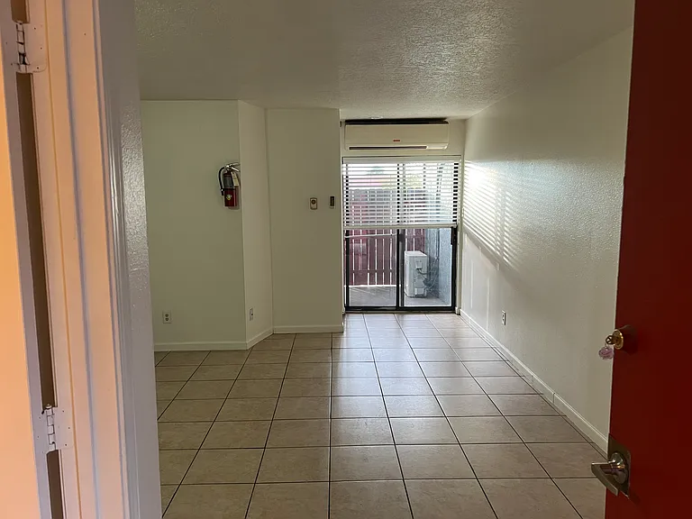Modern 450 SF Updated Apts w/ Balconies in Ridgecrest — Photo 29