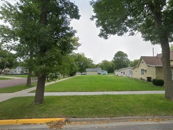 501 1st Ave SE, Wells, MN 56097