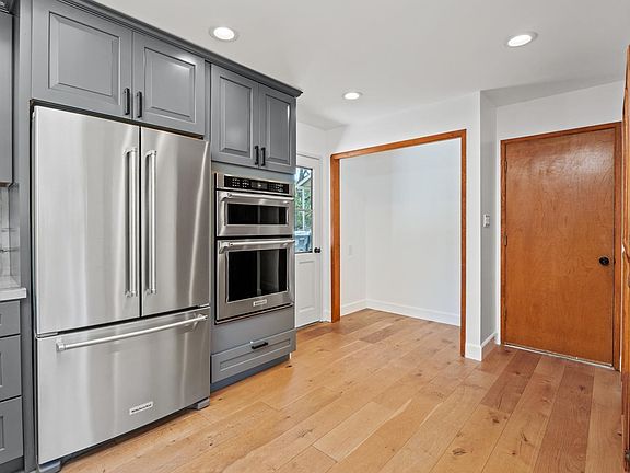 4th image of 1620 Deerwood Drive
