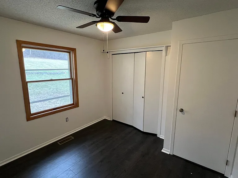 607 James St NE — Photo 12