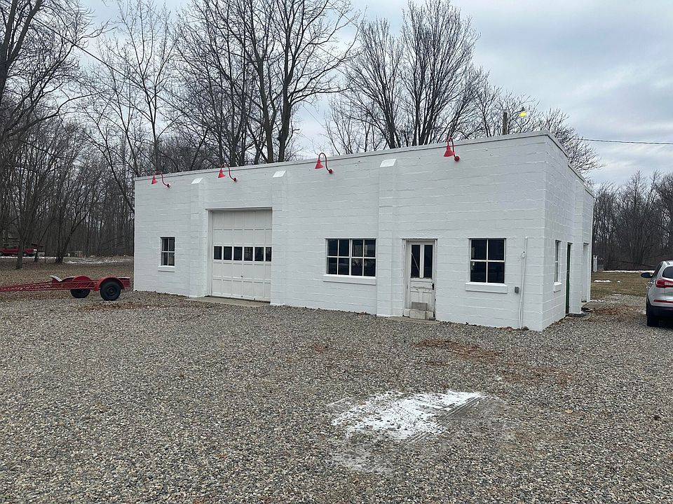 2nd image of 560 Warren Rd