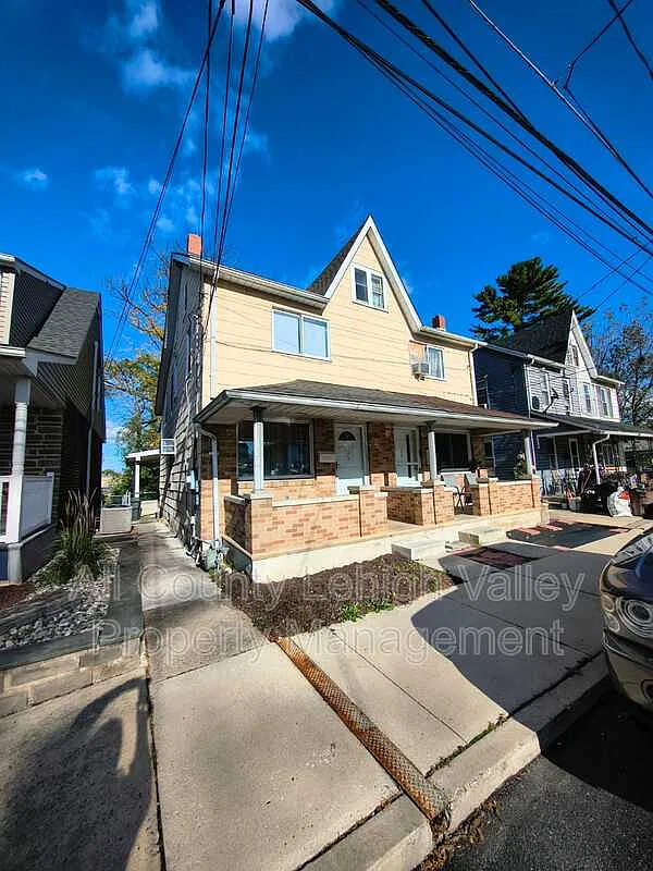 3 bed, 1.0 bath, 1404 sqft, $1,695 — Photo 1