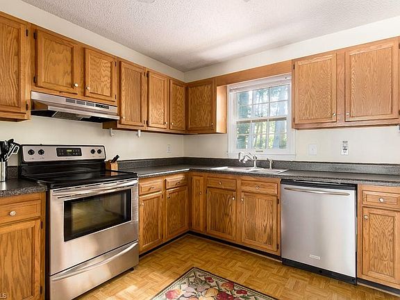 5th image of 210 Lakeview Dr E