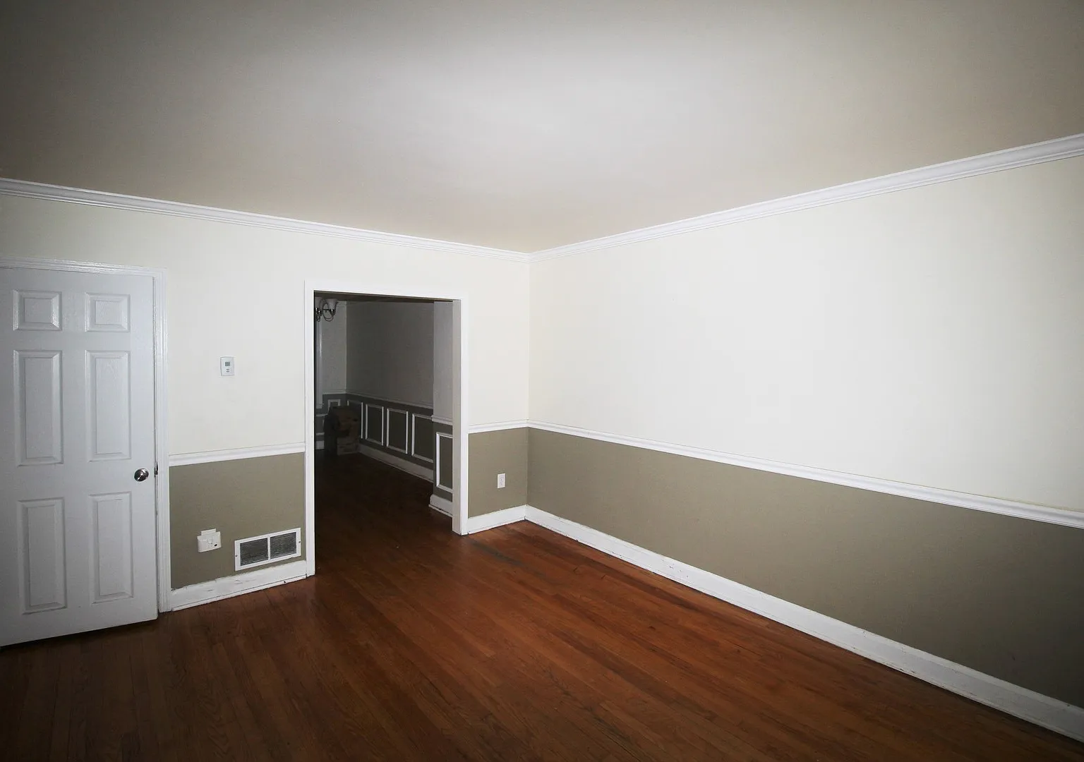 Stunning 3 Bedroom Home With A Basement In Middle River! — Photo 2