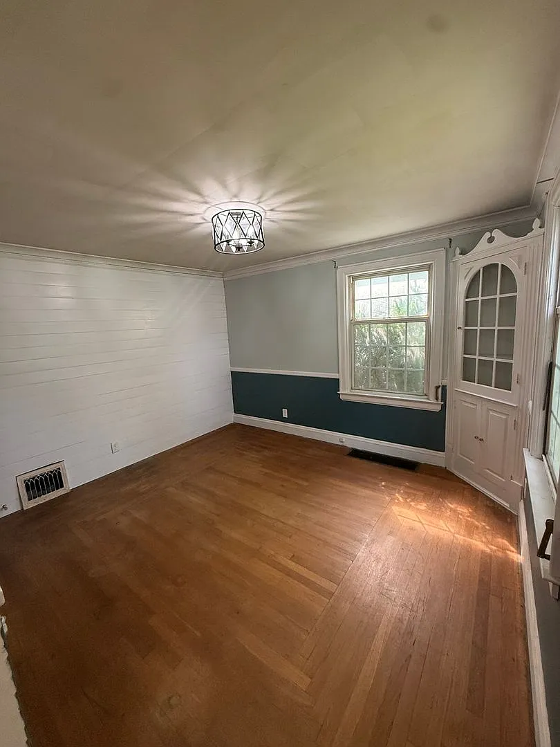 Spacious 5 bedroom 3 bathroom home — Photo 4