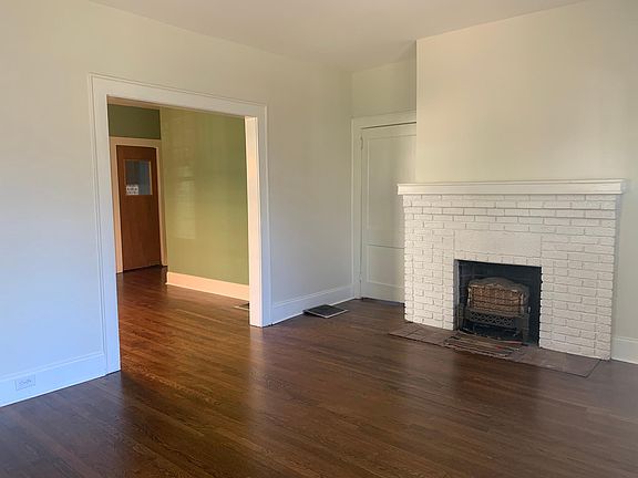 Original decorative fireplace in Livingroom