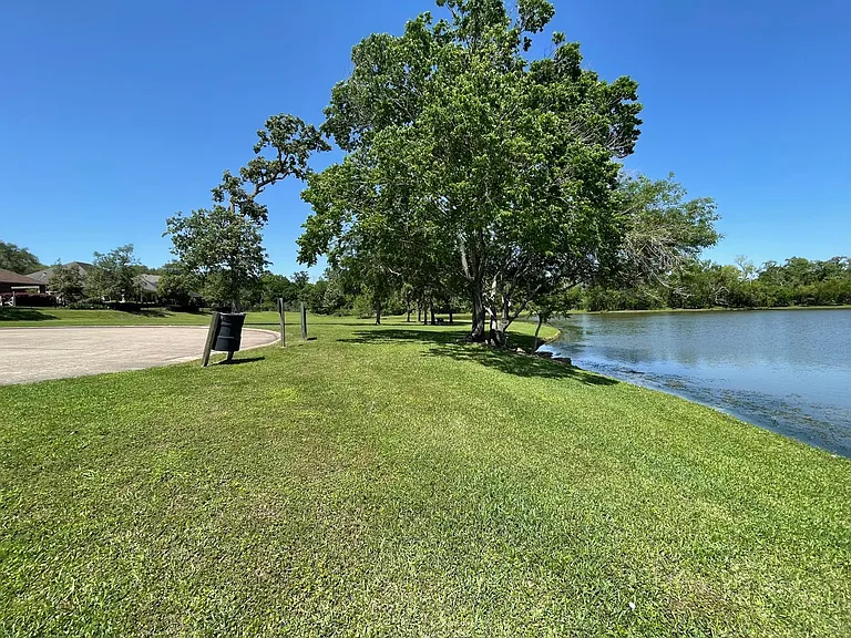301 Winding Oak Ln S — Photo 40