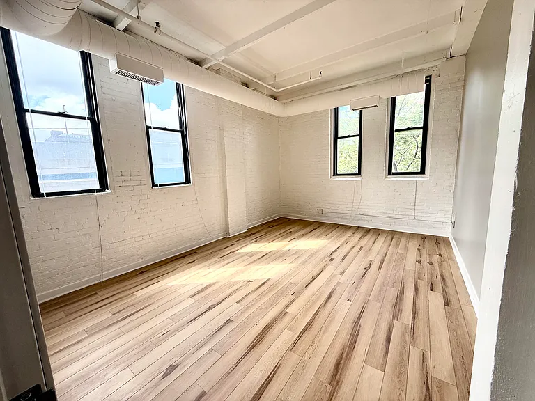 1133 W 9th Street — Photo 75