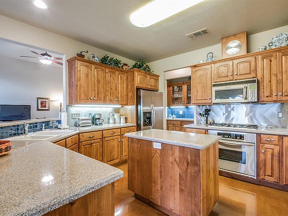 4th image of 415 Elmwood Dr