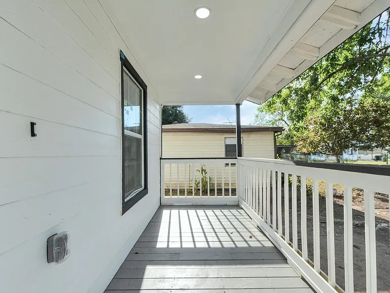 1501 Maiden Ln — Photo 2