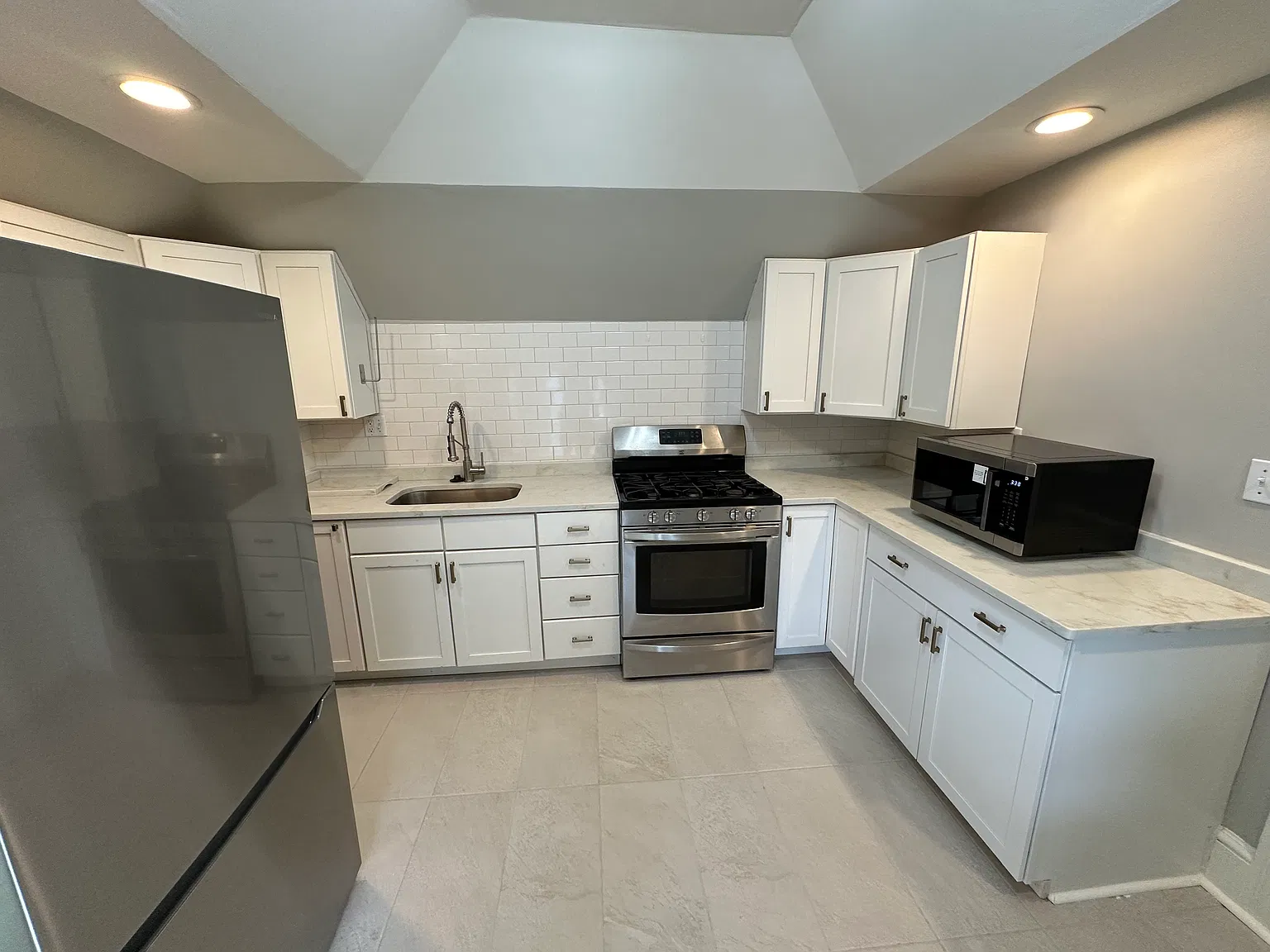 3 bed, 1340 sqft, $3,100 — Photo 2