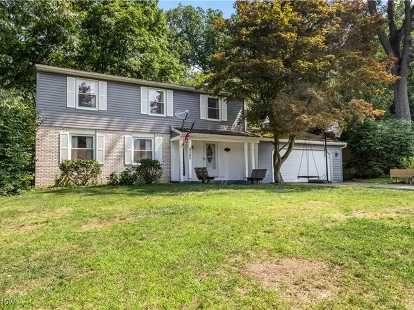8565 Carriage Hill Dr NE, Warren, OH 44484