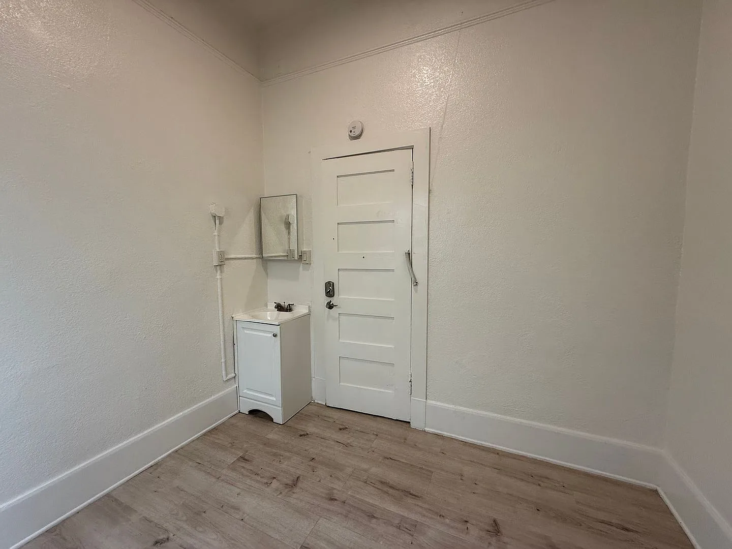 One Month Free!! Centrally Located, Renovated SRO near Financial District & Chinatown! — Photo 1