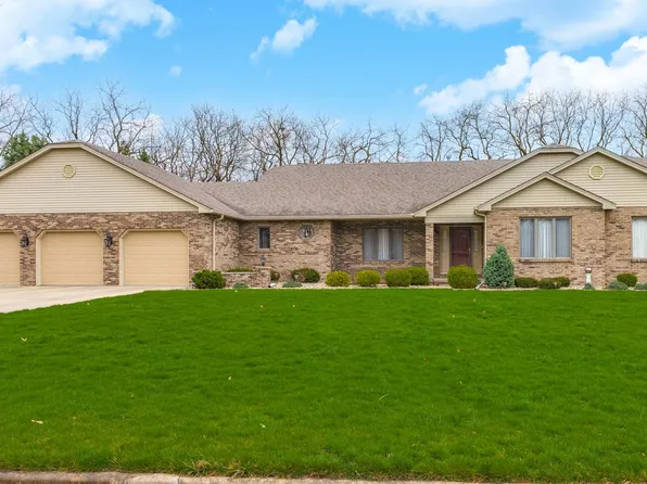 2103 Berrywood Ln, Bloomington, IL 61704