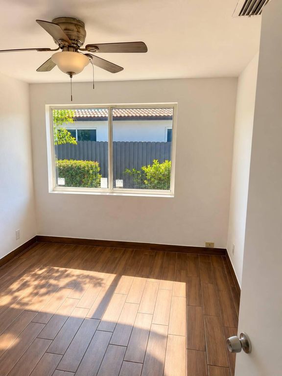 904 NE 12th Ave #3, photo 4