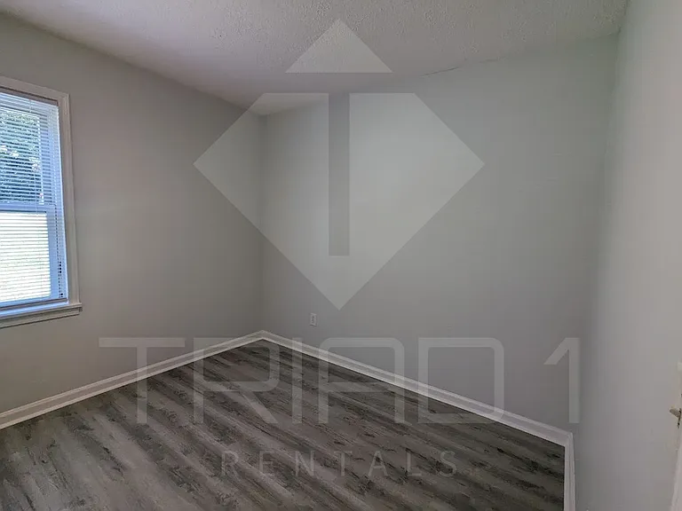 1001 E Bragg St — Photo 24