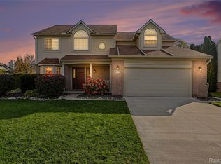 163 Easton Dr, South Lyon, MI 48178