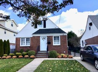 8211 260th St, Glen Oaks, NY 11004