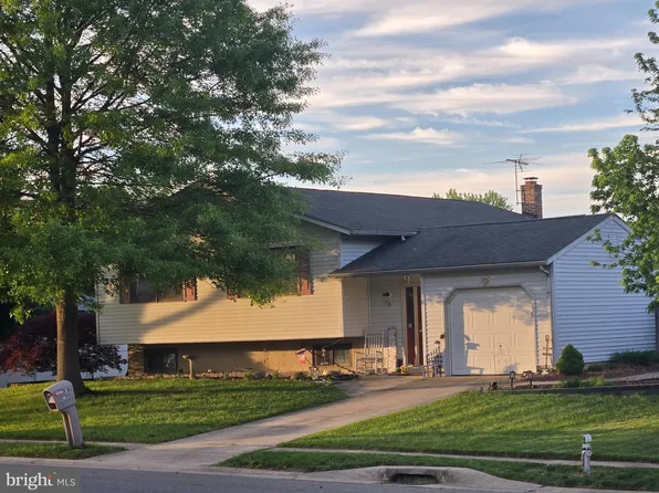 18 Stearrett Dr, Newark, DE 19702