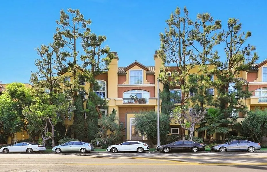 7037 La Tijera Blvd — Photo 1