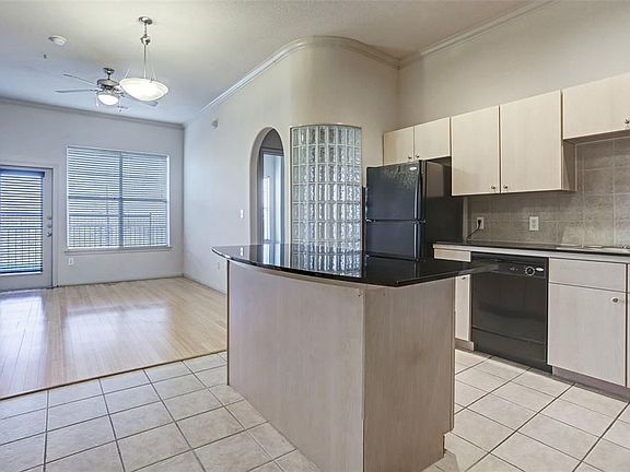 5th image of 1441 East St Unit 102