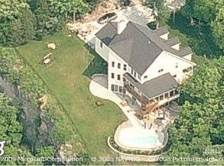 555 Palisades Rd, Ballwin, MO 63021