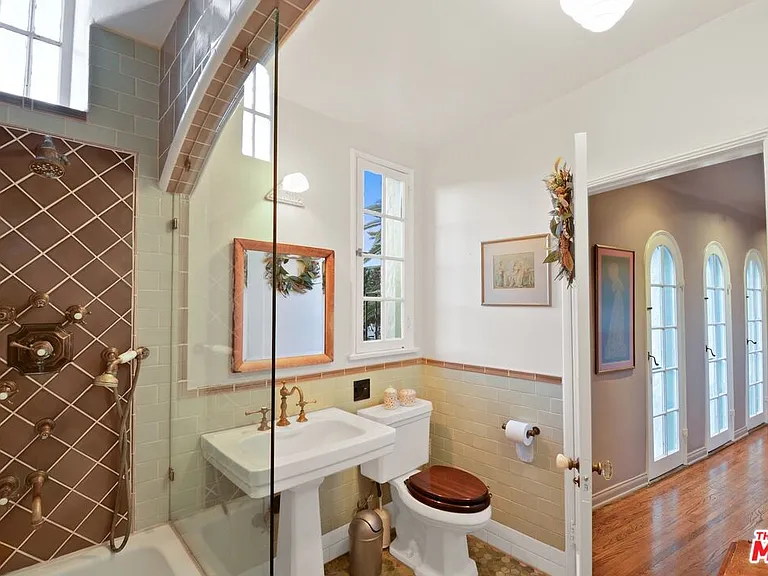 6717 Whitley Ter — Photo 15