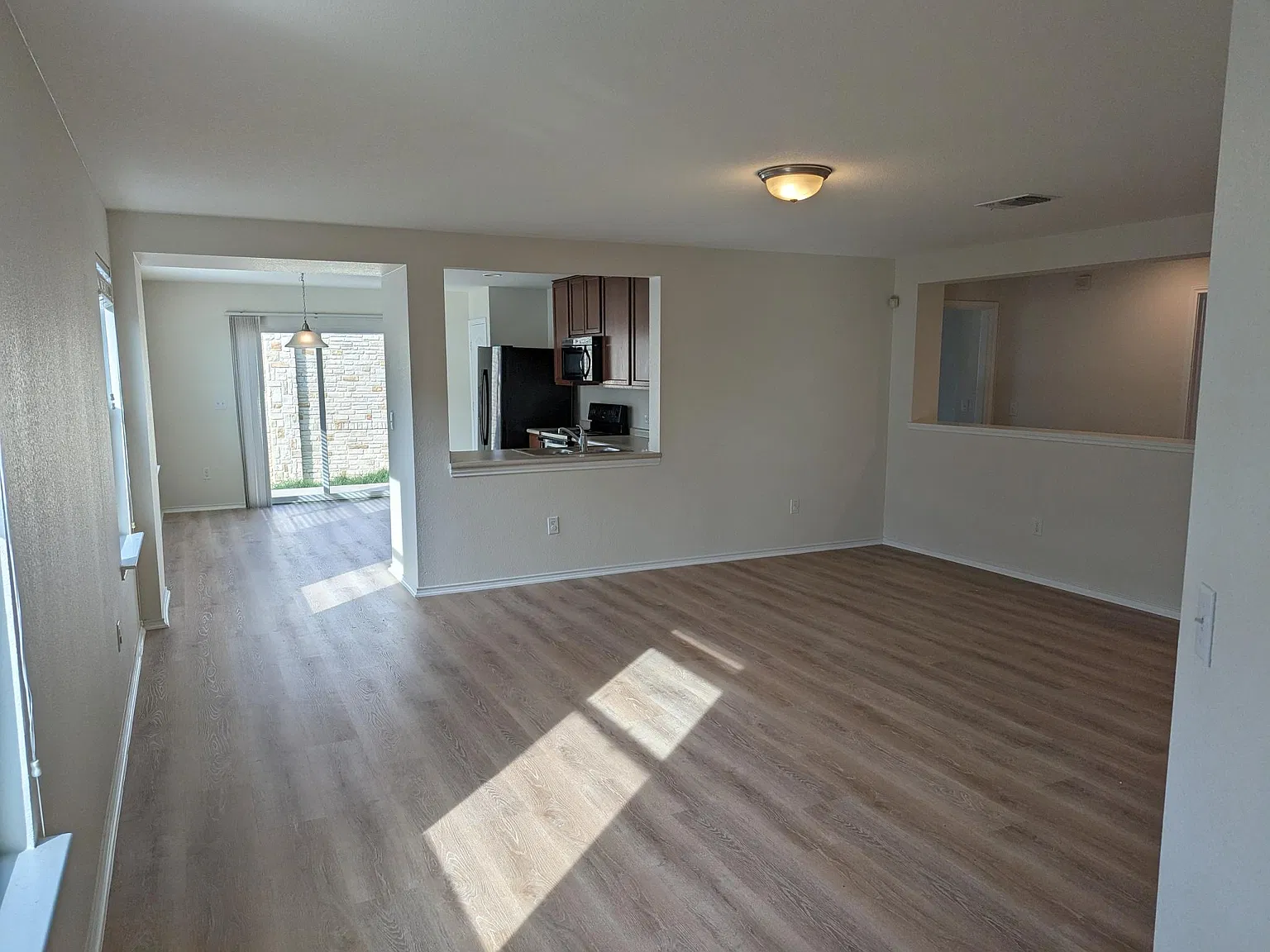3 bed, 1536 sqft, $2,000 — Photo 4