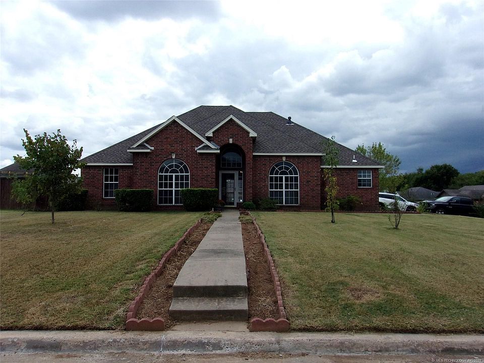 1st image of 501 Club House Dr