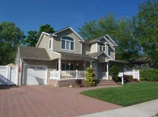 2053 Brook Ln, Seaford, NY