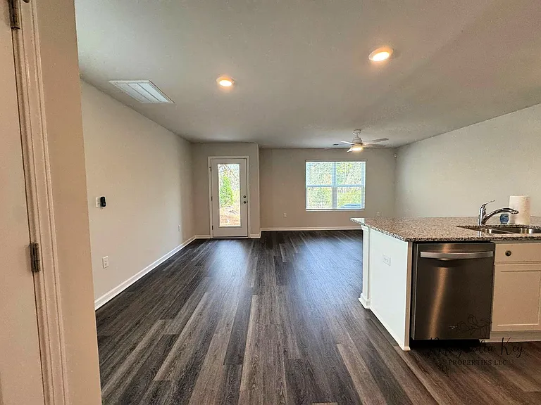 555 Gemstone Blvd — Photo 6