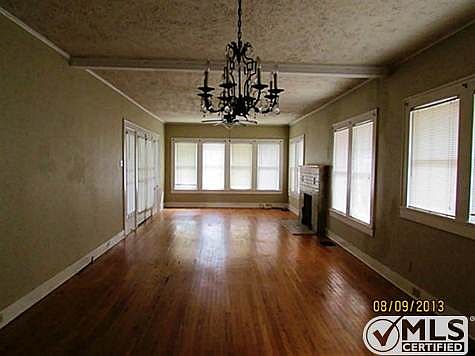 2nd image of 2304 W Magnolia Ave