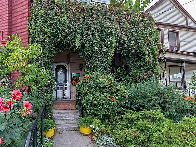 11 Minto Ave — Photo 1