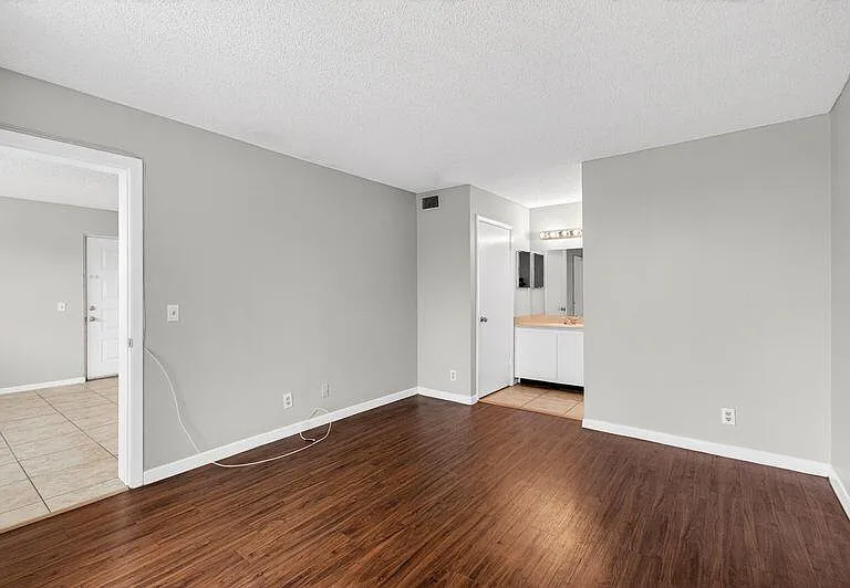 738 Executive Center Dr #21 — Photo 9