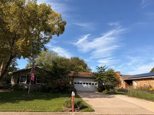 1080 Woodbine Cir W, Galesburg, IL 61401