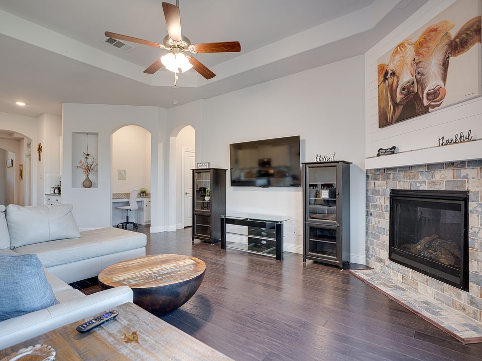 Living room with direct vent gas fireplace/gas logs. Easy on and off with the light switch on the wall.