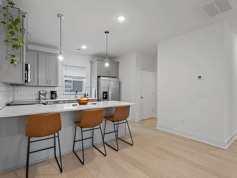 600 Markham — Photo 13