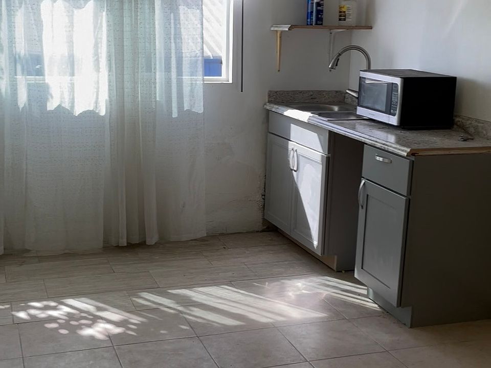 1st image of 1727 1/2 Santee St #B