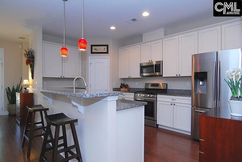 Kitchen, granite counter tops, gas range