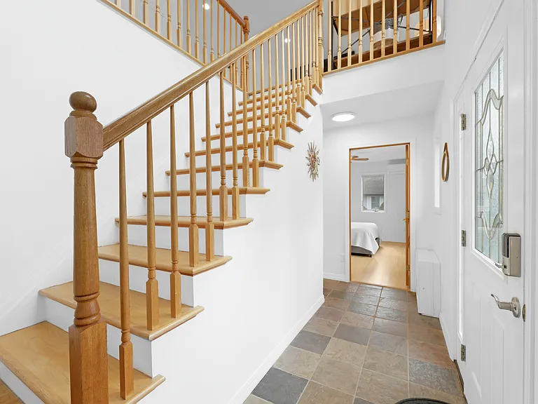 485 Sutton Pl — Photo 2