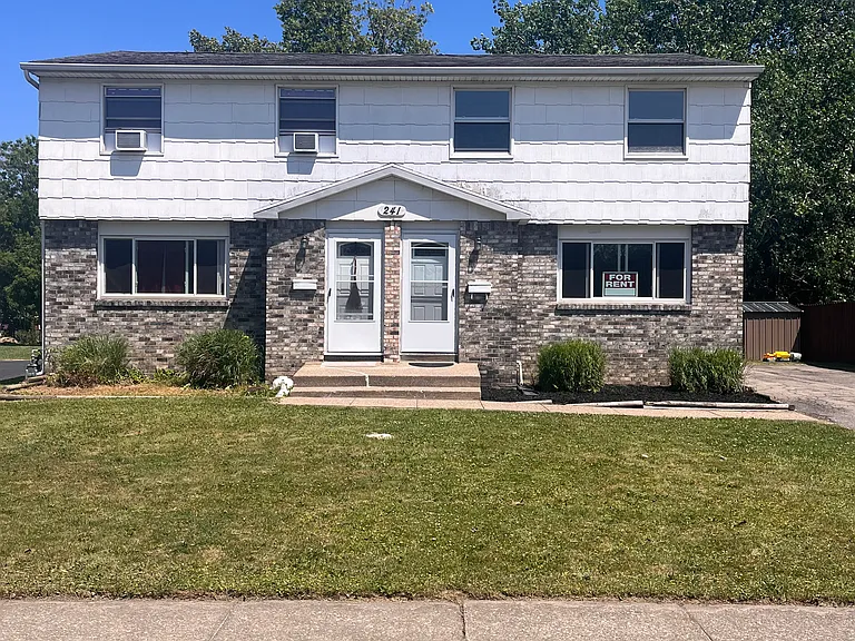 241 Robert Dr — Photo 2