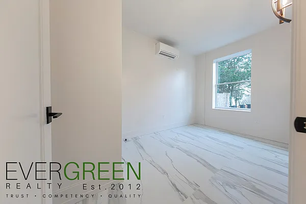 Rented by Evergreen Apartments BK | media 31
