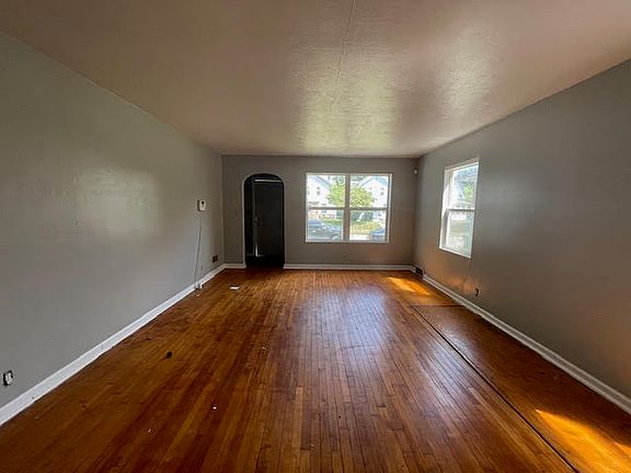 3rd image of 212 E Donald St